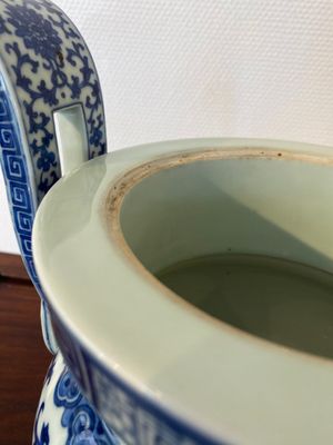 Een Chinese blauw-witte driepotige wierookbrander, Daoguang merk en periode — foto 7