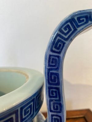 Een Chinese blauw-witte driepotige wierookbrander, Daoguang merk en periode — foto 8