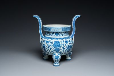 Een Chinese blauw-witte driepotige wierookbrander, Daoguang merk en periode