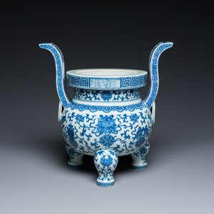 Een Chinese blauw-witte driepotige wierookbrander, Daoguang merk en periode — foto 1