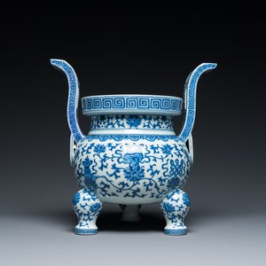Een Chinese blauw-witte driepotige wierookbrander, Daoguang merk en periode — foto 4