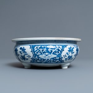Een Chinese blauw-witte driepotige wierookbrander met antiquiteiten, Kangxi — foto 4