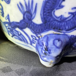 Een Chinese blauw-witte driepotige wierookbrander met draken, Ming — foto 16