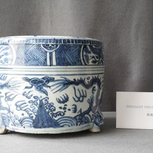 Een Chinese blauw-witte driepotige wierookbrander met draken, Ming — foto 19