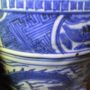 Een Chinese blauw-witte driepotige wierookbrander met draken, Ming — foto 9
