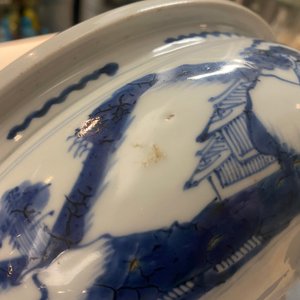Een Chinese blauw-witte driepotige wierookbrander met figuren in een landschap, Kangxi — foto 13