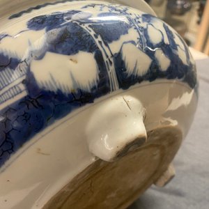 Een Chinese blauw-witte driepotige wierookbrander met figuren in een landschap, Kangxi — foto 14