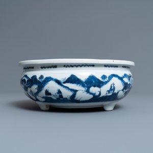Een Chinese blauw-witte driepotige wierookbrander met figuren in een landschap, Kangxi — foto 2