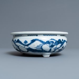 Een Chinese blauw-witte driepotige wierookbrander met figuren in een landschap, Kangxi — foto 3