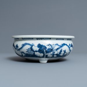Een Chinese blauw-witte driepotige wierookbrander met figuren in een landschap, Kangxi — foto 4