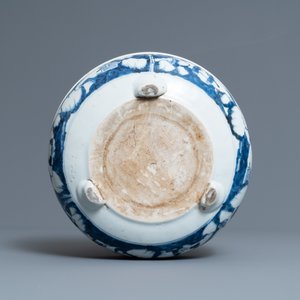 Een Chinese blauw-witte driepotige wierookbrander met figuren in een landschap, Kangxi — foto 7