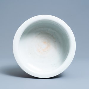 Een Chinese blauw-witte driepotige wierookbrander met landschapsdecor, Dehua, Kangxi — foto 6