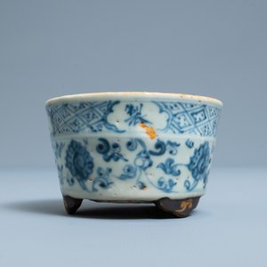 Een Chinese blauw-witte driepotige wierookbrander, Ming — foto 2