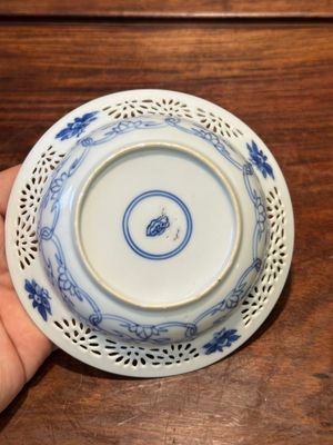 Een Chinese blauw-witte dubbelwandige kop en schotel, Kangxi — foto 13