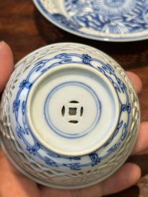 Een Chinese blauw-witte dubbelwandige kop en schotel, Kangxi — foto 6