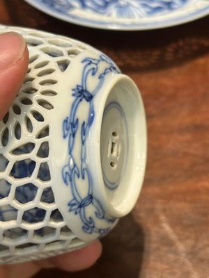 Een Chinese blauw-witte dubbelwandige kop en schotel, Kangxi — foto 8