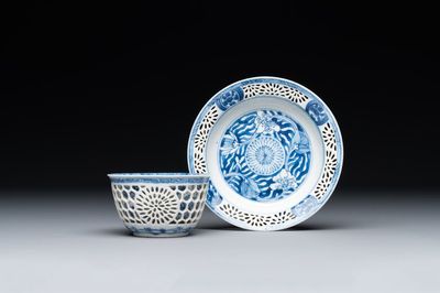 Een Chinese blauw-witte dubbelwandige kop en schotel, Kangxi