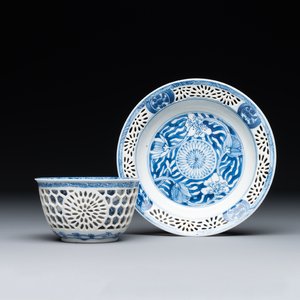 Een Chinese blauw-witte dubbelwandige kop en schotel, Kangxi — foto 1