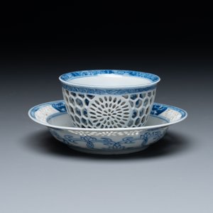 Een Chinese blauw-witte dubbelwandige kop en schotel, Kangxi — foto 2