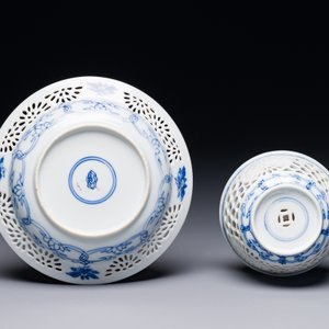 Een Chinese blauw-witte dubbelwandige kop en schotel, Kangxi — foto 4