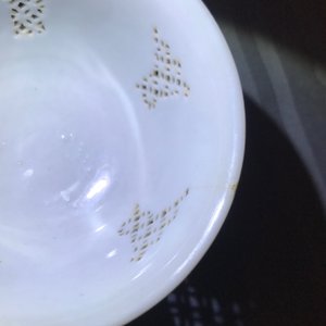 Een Chinese blauw-witte dubbelwandige opengewerkte theepot en twee kommen, Transitie periode — foto 16