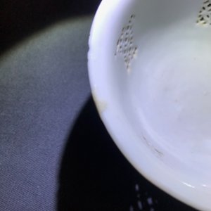 Een Chinese blauw-witte dubbelwandige opengewerkte theepot en twee kommen, Transitie periode — foto 18