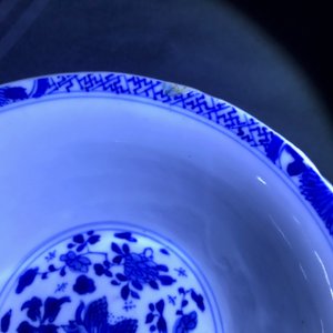 Een Chinese blauw-witte dubbelwandige opengewerkte theepot en twee kommen, Transitie periode — foto 21