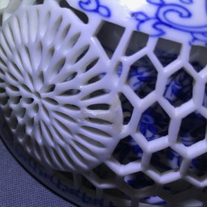 Een Chinese blauw-witte dubbelwandige opengewerkte theepot en twee kommen, Transitie periode — foto 22
