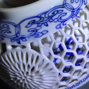 Een Chinese blauw-witte dubbelwandige opengewerkte theepot en twee kommen, Transitie periode — foto 23