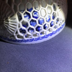 Een Chinese blauw-witte dubbelwandige opengewerkte theepot en twee kommen, Transitie periode — foto 24