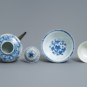 Een Chinese blauw-witte dubbelwandige opengewerkte theepot en twee kommen, Transitie periode — foto 6