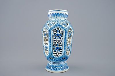 Een Chinese blauw-witte dubbelwandige opengewerkte vaas, Transitie periode, 1620-1683