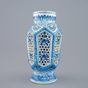 Een Chinese blauw-witte dubbelwandige opengewerkte vaas, Transitie periode, 1620-1683 — foto 1