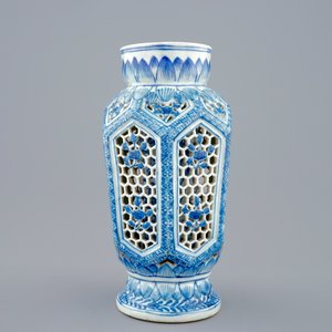 Een Chinese blauw-witte dubbelwandige opengewerkte vaas, Transitie periode, 1620-1683 — foto 2