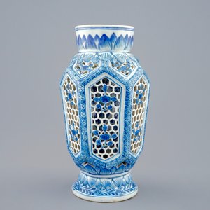 Een Chinese blauw-witte dubbelwandige opengewerkte vaas, Transitie periode, 1620-1683 — foto 3