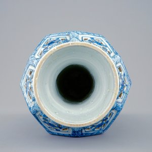 Een Chinese blauw-witte dubbelwandige opengewerkte vaas, Transitie periode, 1620-1683 — foto 5
