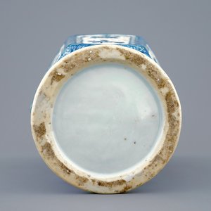 Een Chinese blauw-witte dubbelwandige opengewerkte vaas, Transitie periode, 1620-1683 — foto 6
