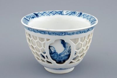 Een Chinese blauw-witte dubbelwandige wijnkop, Kangxi