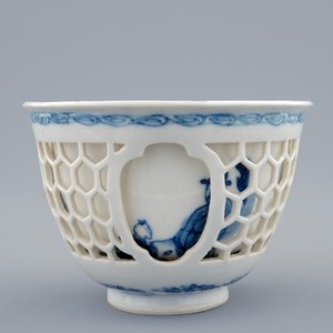 Een Chinese blauw-witte dubbelwandige wijnkop, Kangxi — foto 4