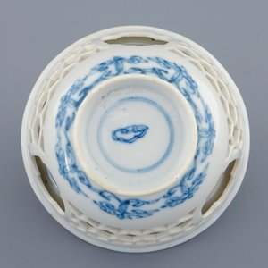 Een Chinese blauw-witte dubbelwandige wijnkop, Kangxi — foto 6
