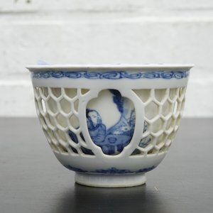 Een Chinese blauw-witte dubbelwandige wijnkop, Kangxi — foto 7