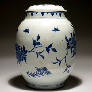 Een Chinese blauw-witte eivormige dekselpot met floraal decor, Transitie periode, Chongzhen — foto 4