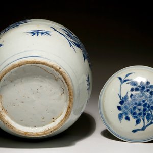 Een Chinese blauw-witte eivormige dekselpot met floraal decor, Transitie periode, Chongzhen — foto 6