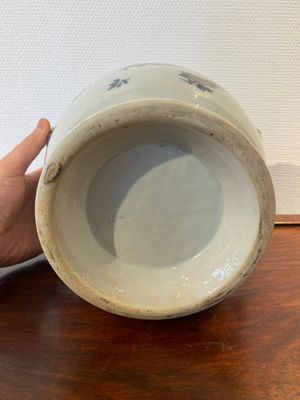 Een Chinese blauw-witte en deels vergulde wijnkoeler, Qianlong — foto 6