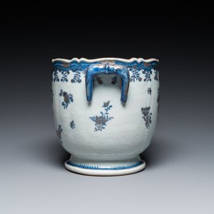 Een Chinese blauw-witte en deels vergulde wijnkoeler, Qianlong — foto 3