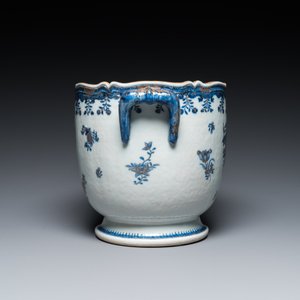 Een Chinese blauw-witte en deels vergulde wijnkoeler, Qianlong — foto 5