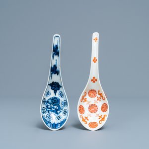 Een Chinese blauw-witte en een ijzerrode lepel, Daoguang en Guangxu merk en periode — foto 1