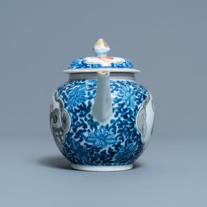 Een Chinese blauw-witte en grisaille theepot, 19e eeuw — foto 5