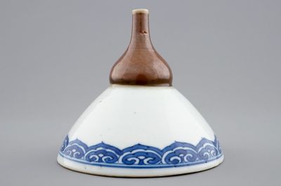 Een Chinese blauw-witte en kapucijn bruine trechter, Kangxi