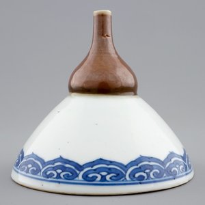 Een Chinese blauw-witte en kapucijn bruine trechter, Kangxi — foto 1